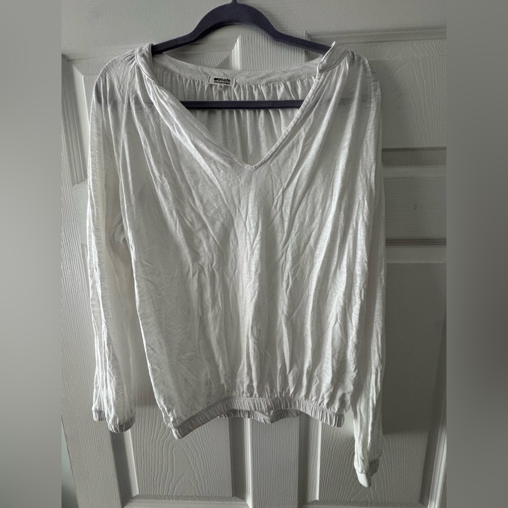 LA made Elegant White Women's Top
Size S needs ironing lol.